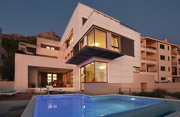 Five Bedroom Holiday Home In Makarska ماكارسكا
